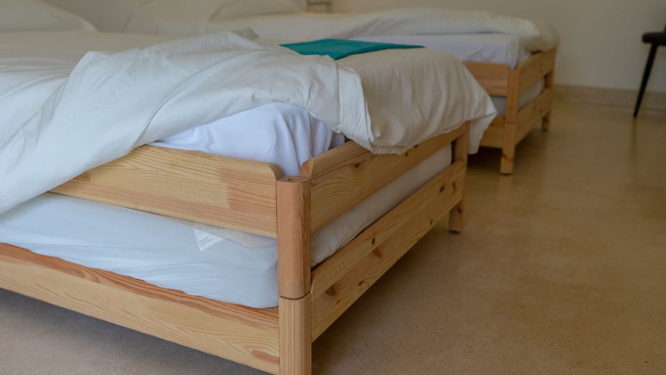 4 twin beds in one bedroom
