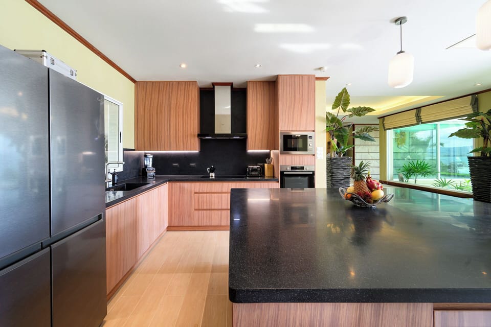 Brand new kitchen (2024) with large island & breakfast bar for socialising