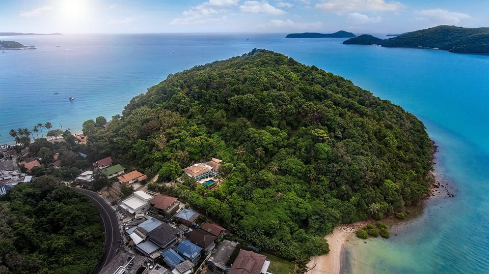 The Glasshouse is 2-3 minutes walk from 2 unspoiled beaches (Khao Khad & Ao Yon)