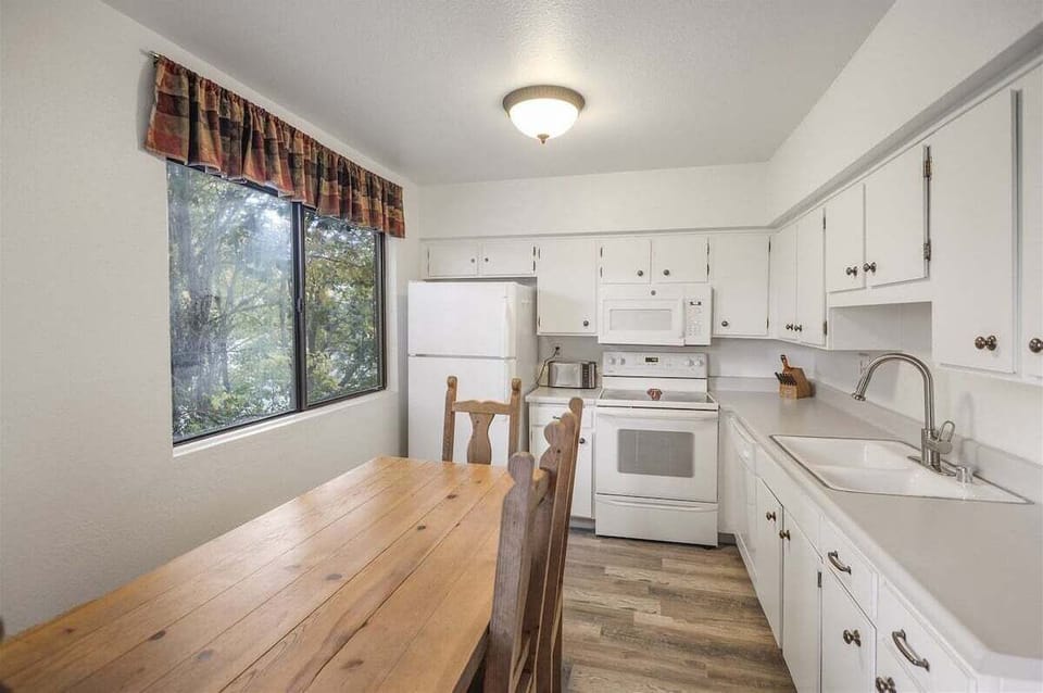 Eat-in kitchen
