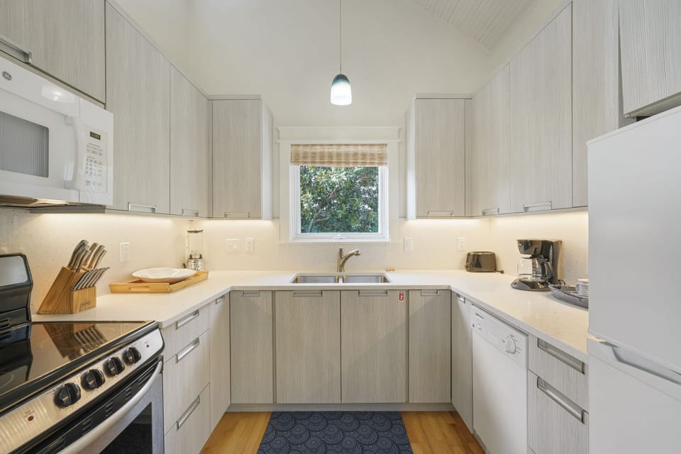 KITCHEN ALTERNATE VIEW