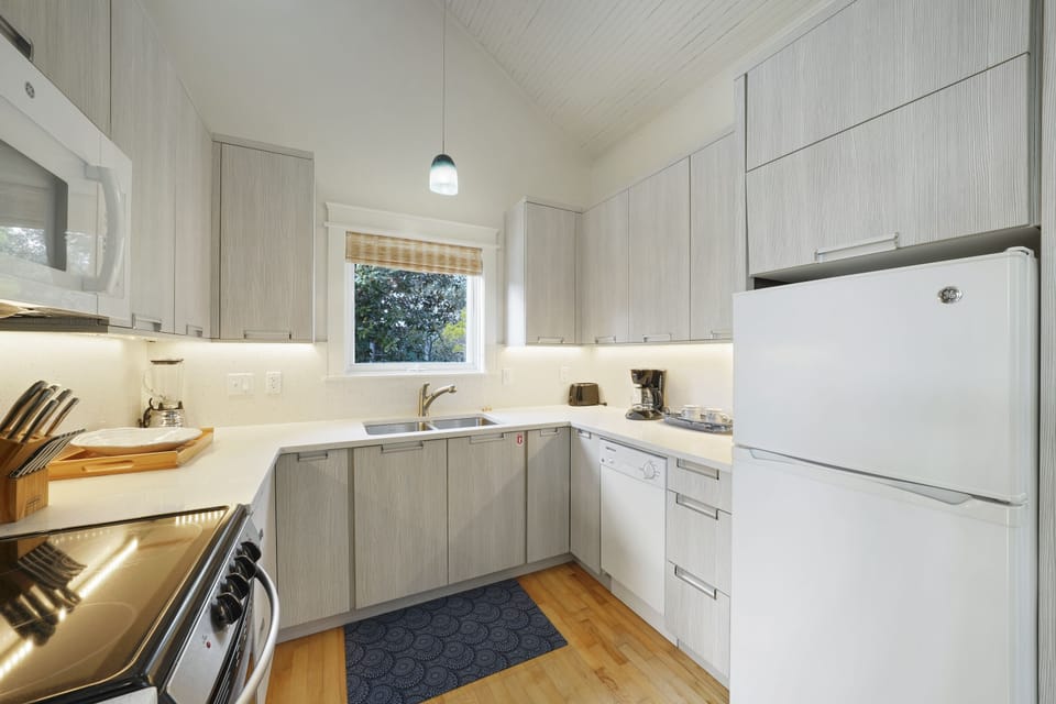 RENOVATED FULL KITCHEN W/NEW APPLIANCES AND CUSTOM CABINETS