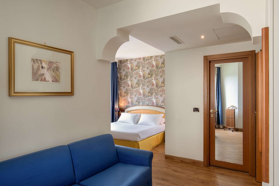 Business Room, 1 Queen Bed | Minibar, in-room safe, desk, laptop workspace