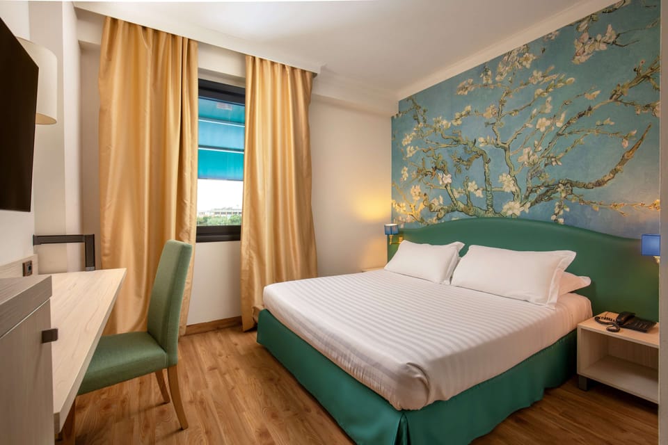 Executive Room, 1 Queen Bed, Smoking, Pool View | Minibar, in-room safe, individually furnished, desk