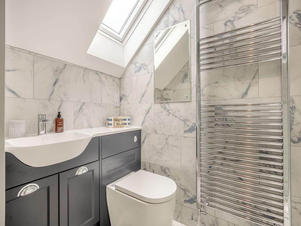 En-suite | The Pastures - Lincolnshire Luxury Hideaways, Maltby-Le-Marsh