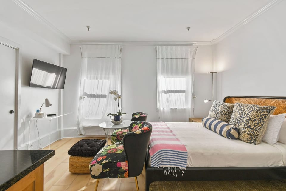 Queen size bed, clean linens, AC. Windows for natural sunlight. Lounge chair by the bed. Smart flat screen Tv