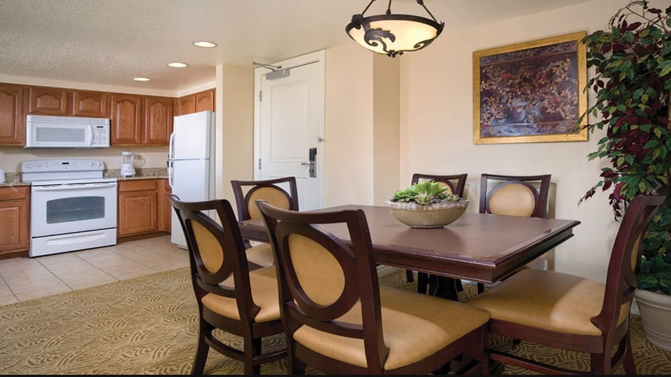 Grand Desert Dining (Unit layout and décor may vary)