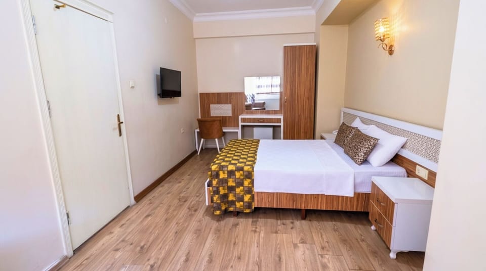 Suit Room | Minibar, in-room safe, desk, laptop workspace