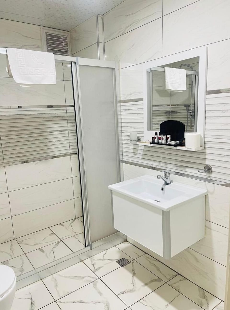 Standard Room | Bathroom | Shower, rainfall showerhead, slippers, towels