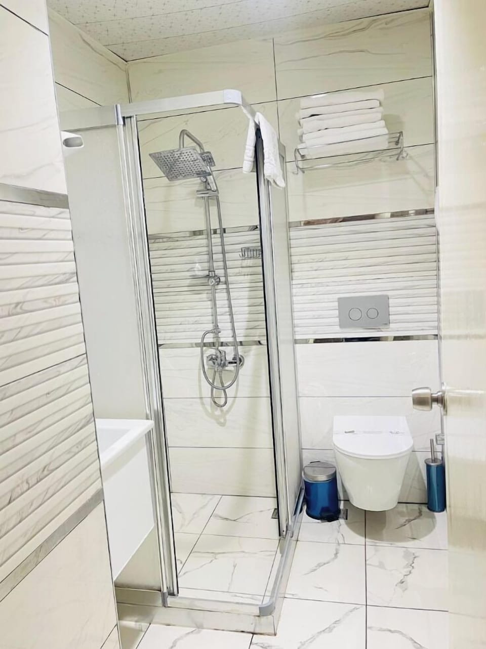 Han Room | Bathroom | Shower, rainfall showerhead, slippers, towels