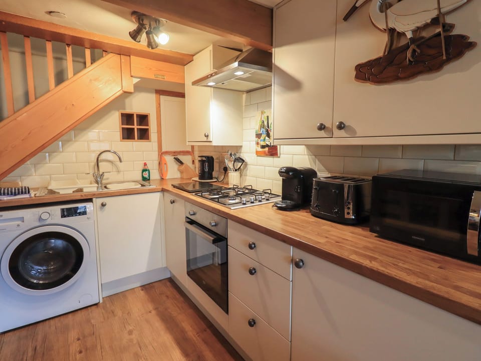 Cottage | Private kitchen | Fridge, dishwasher, cookware/dishes/utensils