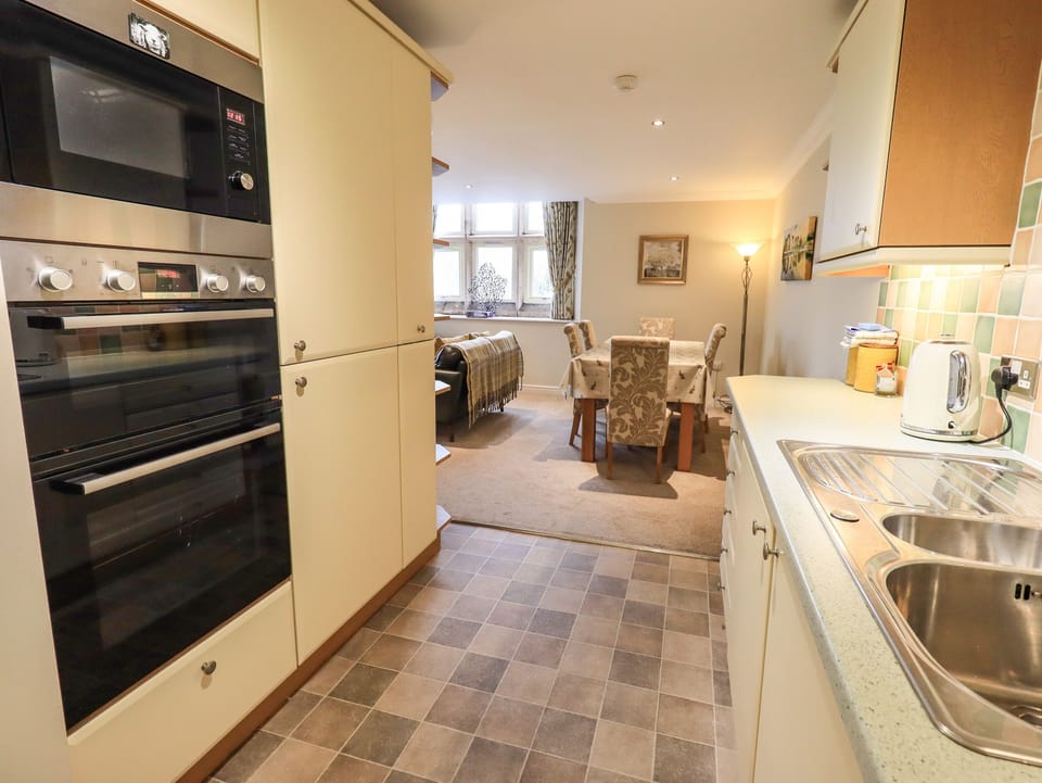 Cottage | Private kitchen | Fridge, dishwasher, cookware/dishes/utensils