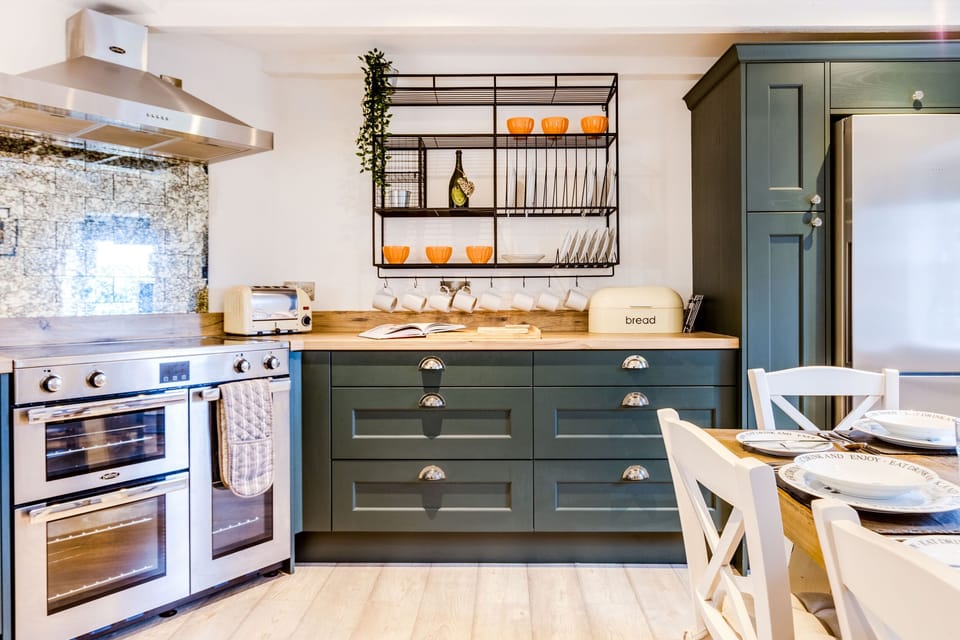 Cottage | Private kitchen | Fridge, dishwasher, electric kettle, toaster