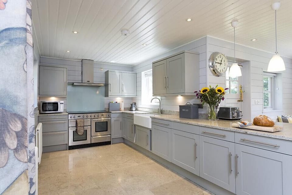 Fridge, microwave, dishwasher, cookware/dishes/utensils