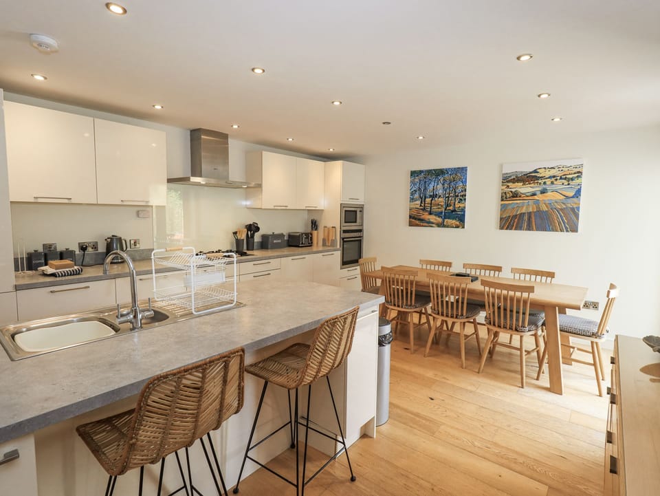 Cottage | Private kitchen | Dishwasher, cookware/dishes/utensils