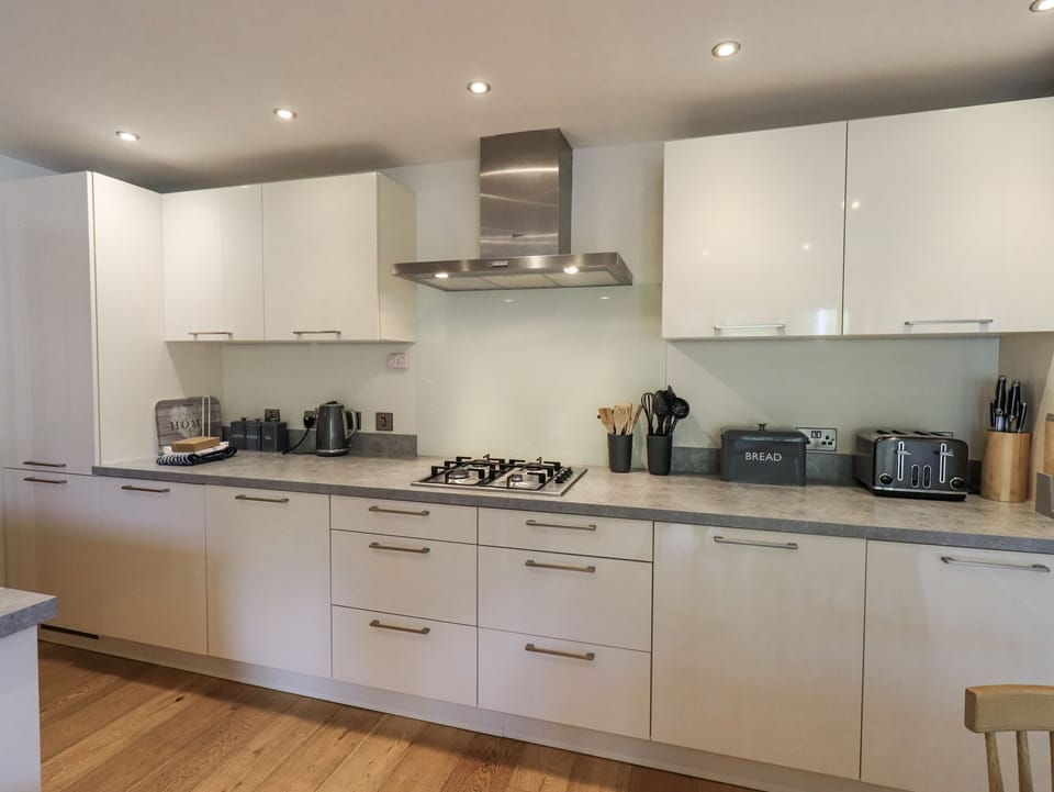 Cottage | Private kitchen | Dishwasher, cookware/dishes/utensils