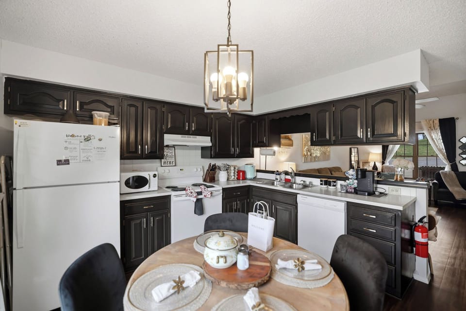 Dining Area | Dishes & Flatware Provided | Kitchen | Cooking Basics