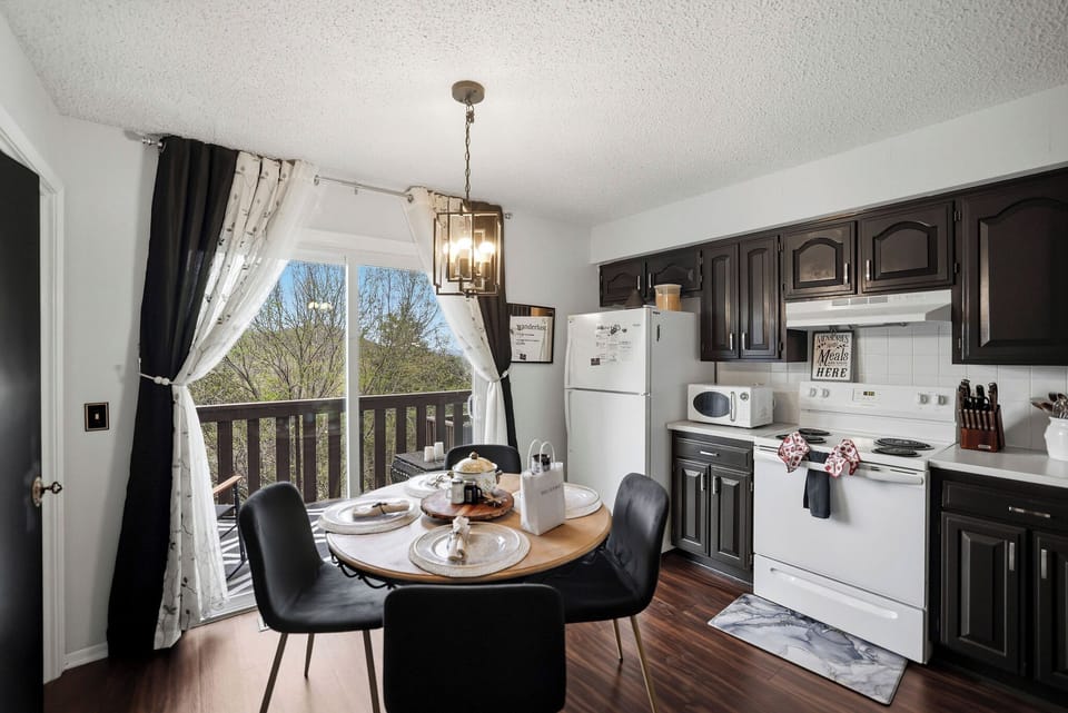 Dining & Kitchen Area | 2-Story Home