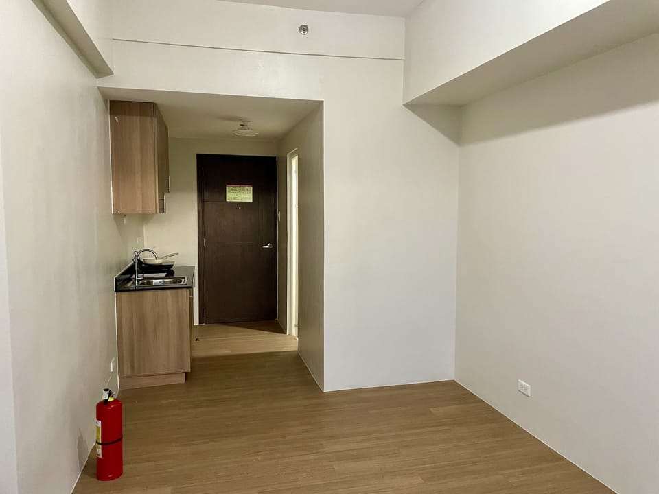 Shower, rainfall showerhead, free toiletries, hair dryer