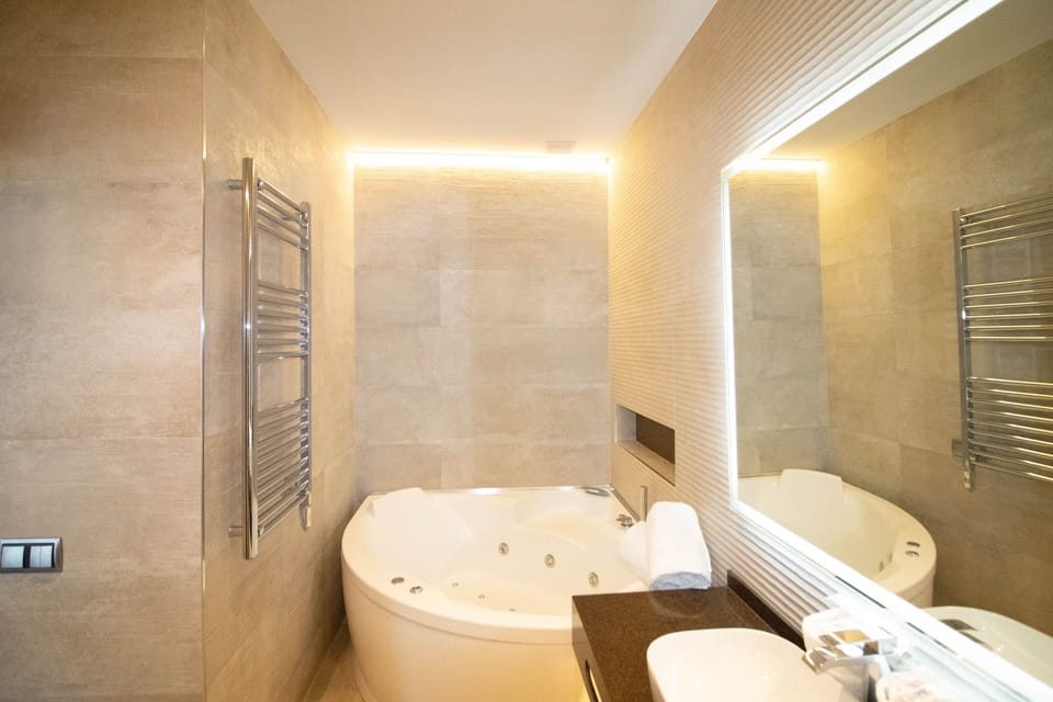 Suite | Bathroom | Free toiletries, hair dryer, towels