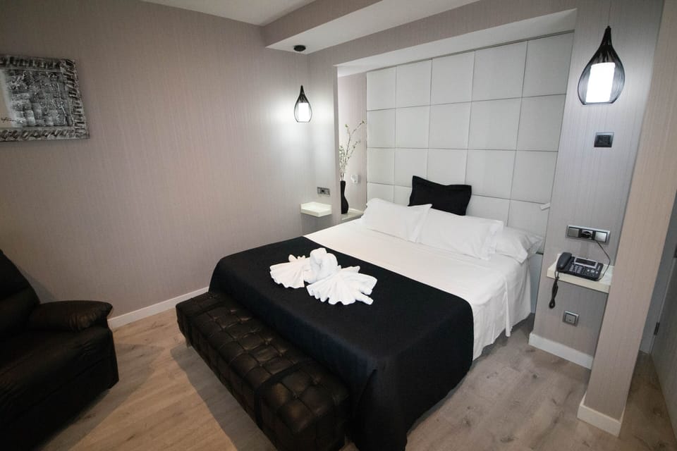 Suite | Desk, blackout drapes, soundproofing, bed sheets