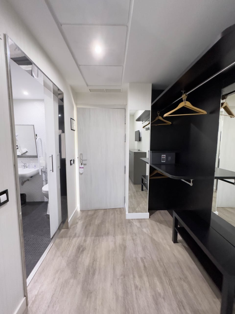 Double Room, 1 Queen Bed | Desk, blackout drapes, soundproofing, bed sheets