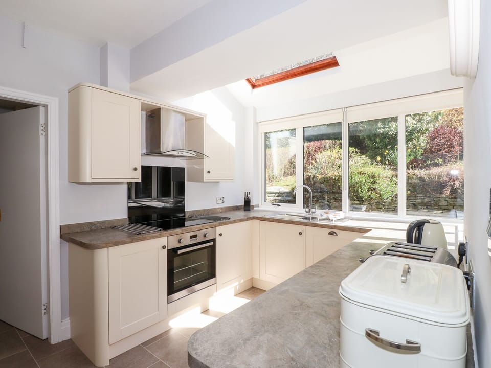 Fridge, dishwasher, cookware/dishes/utensils