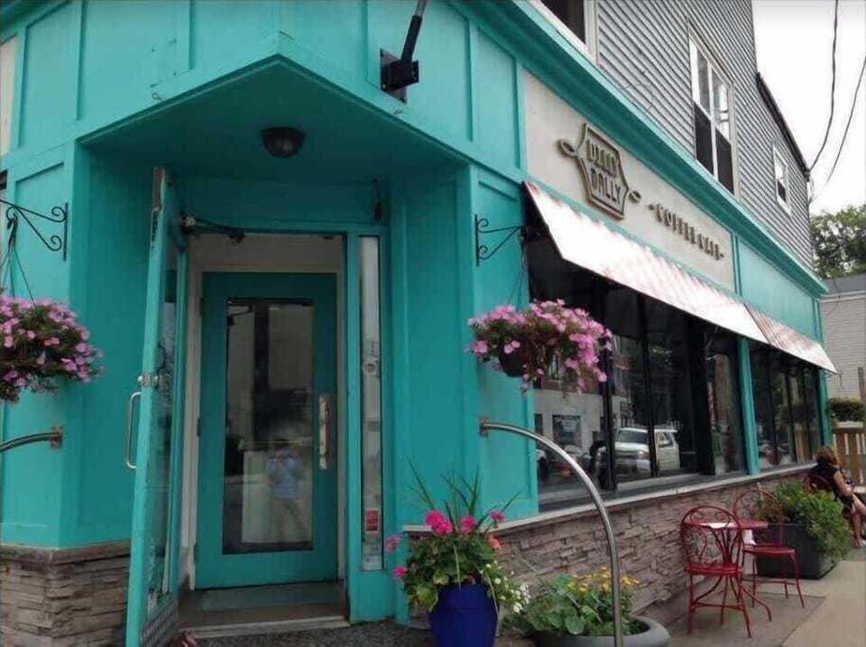 Several great restaurants and cafes within walking distance