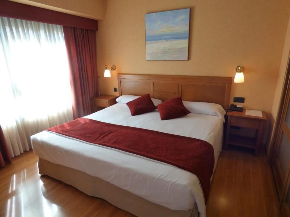 Down comforters, minibar, in-room safe, desk