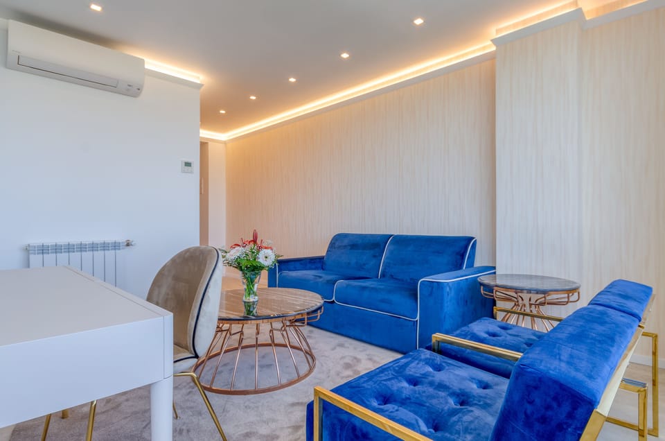Deluxe Suite | Minibar, desk, blackout drapes, soundproofing