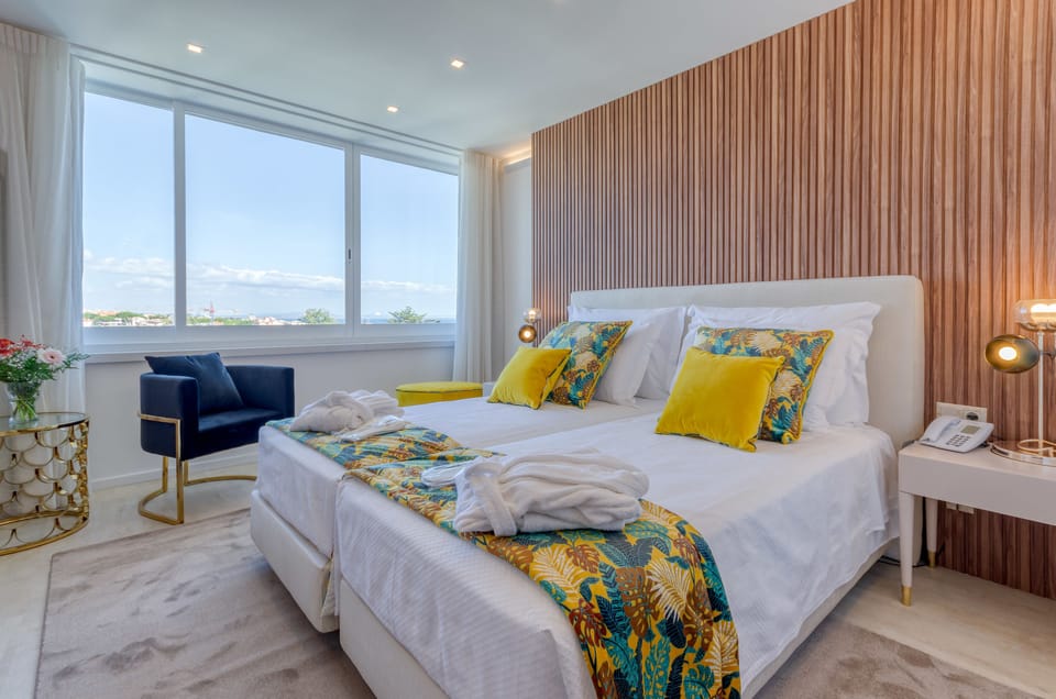 Deluxe Twin Room | Minibar, desk, blackout drapes, soundproofing