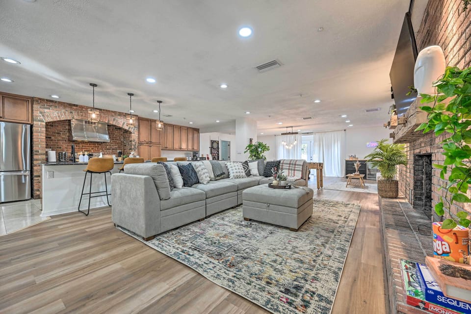 Living Room | Free WiFi | Smart TV | Fireplace