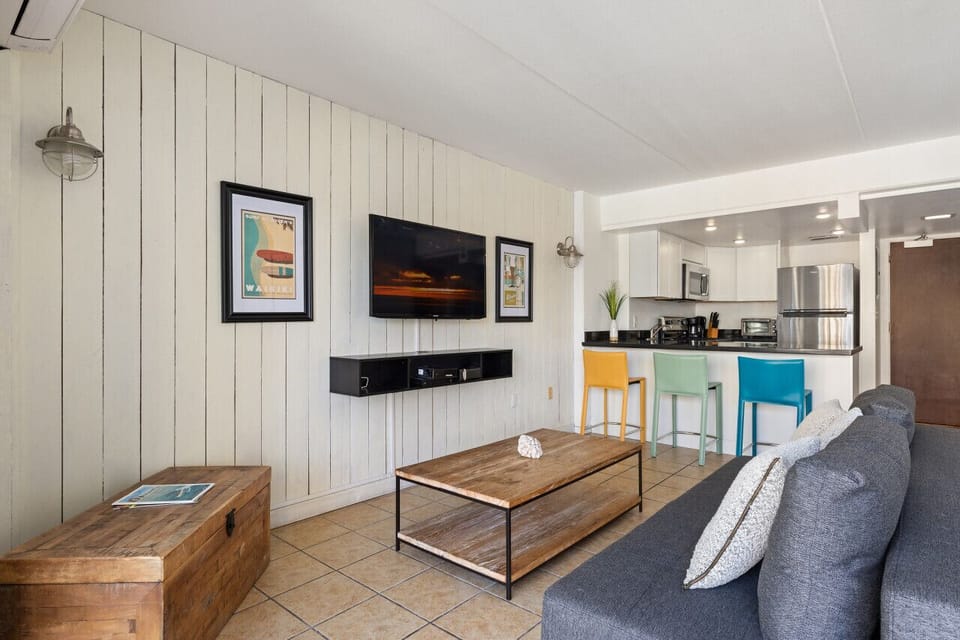 Relaxed living nook w/ TV & comfy seating for unwinding after the beach.