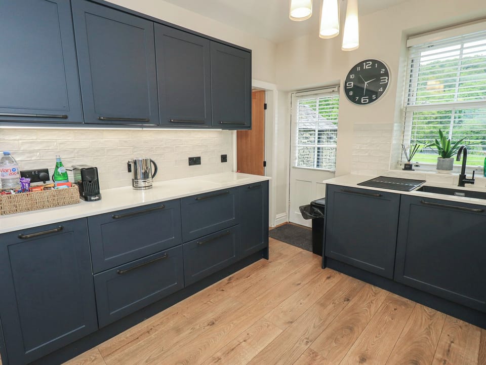 Cottage | Private kitchen | Dishwasher, cookware/dishes/utensils