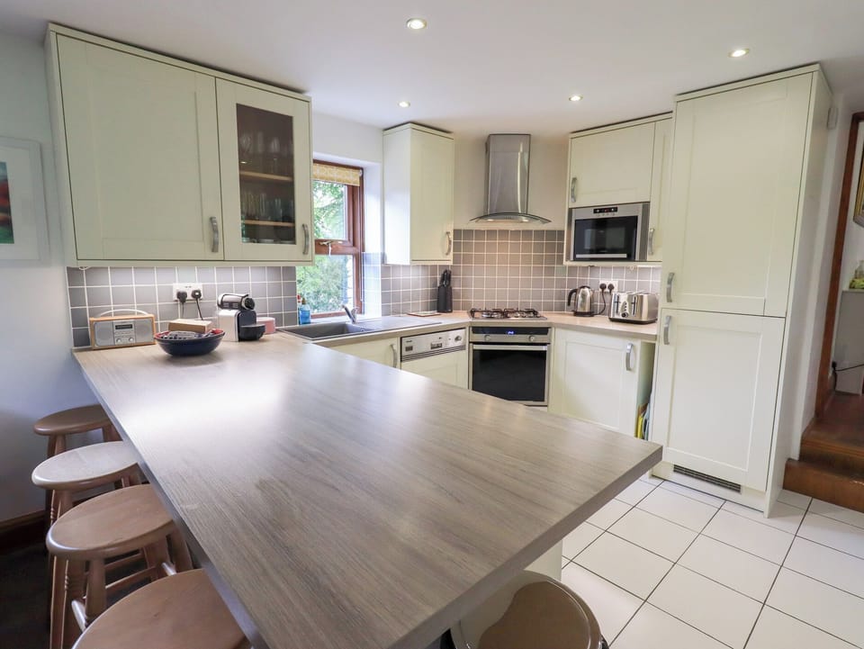 Cottage | Private kitchen | Microwave, dishwasher, cookware/dishes/utensils