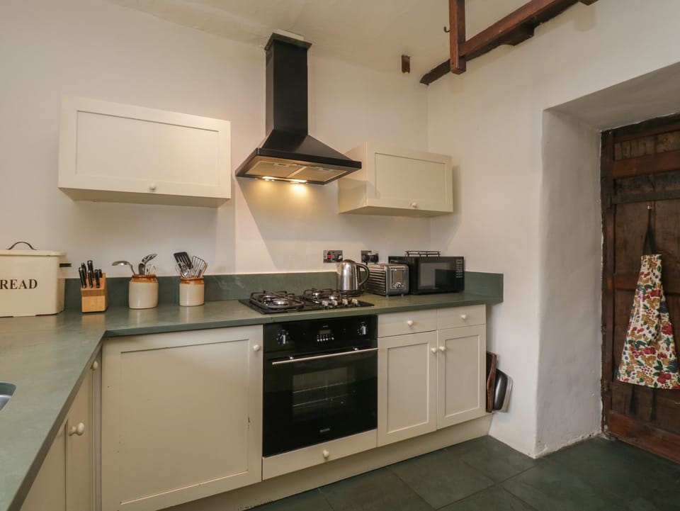 Cottage | Private kitchen | Fridge, dishwasher, cookware/dishes/utensils