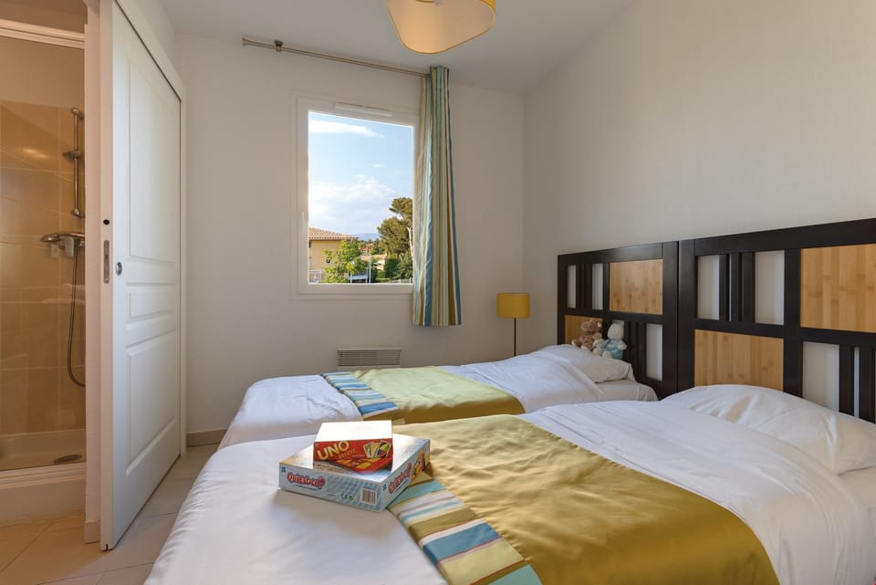 Get a good night sleep in the bedroom with 2 Single beds.
