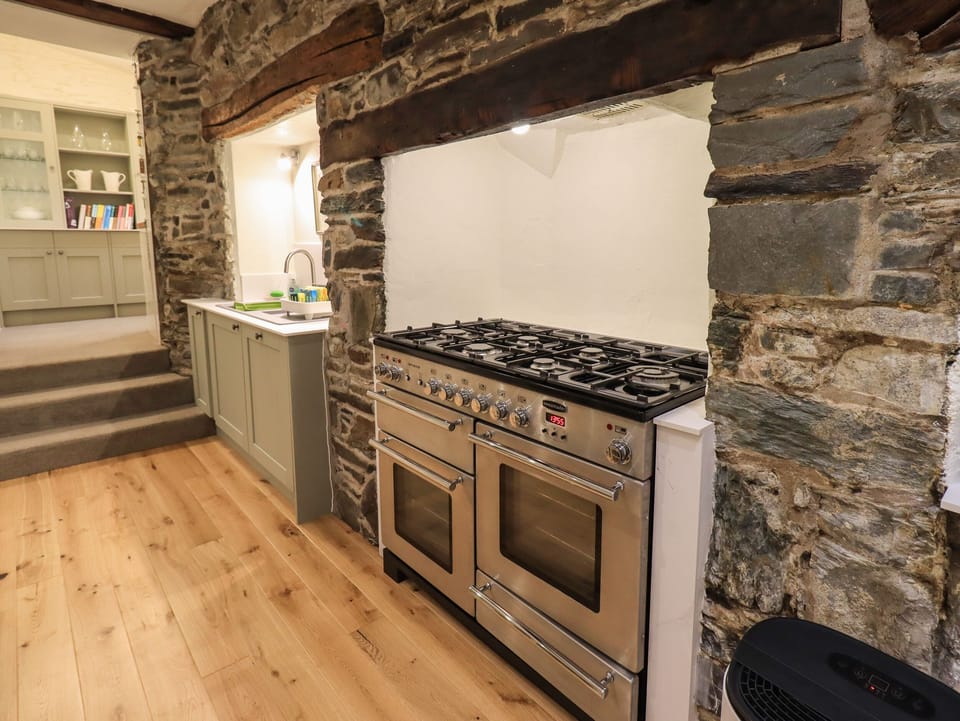Cottage | Private kitchen | Fridge, microwave, dishwasher, cookware/dishes/utensils