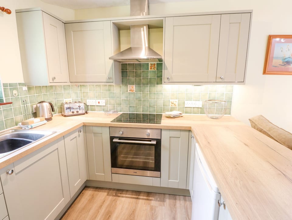 Fridge, cookware/dishes/utensils