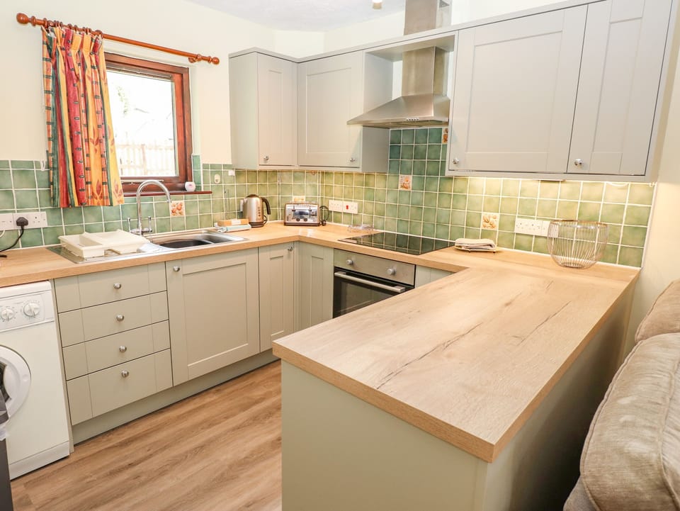 Fridge, cookware/dishes/utensils