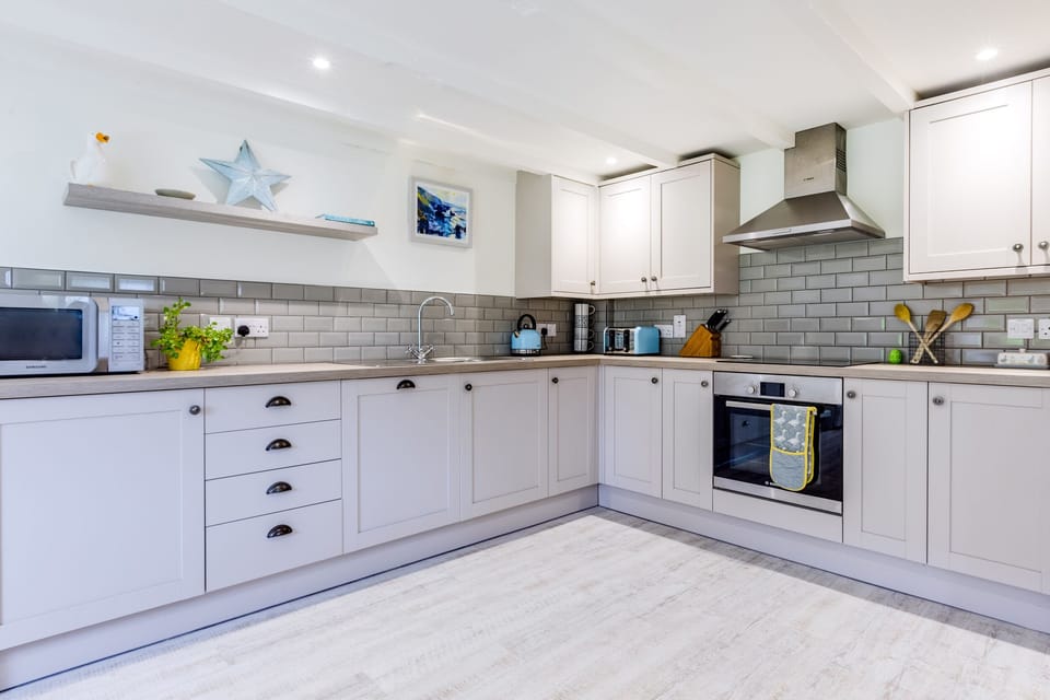 Cottage | Private kitchen | Fridge, dishwasher, electric kettle, toaster