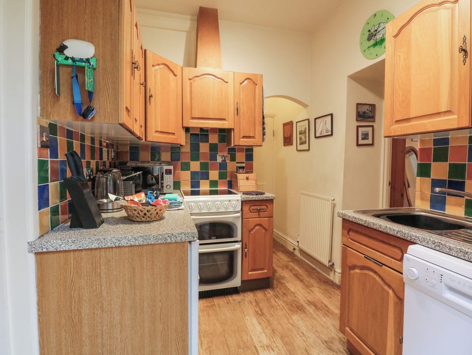 Cottage | Private kitchen | Fridge, dishwasher, cookware/dishes/utensils