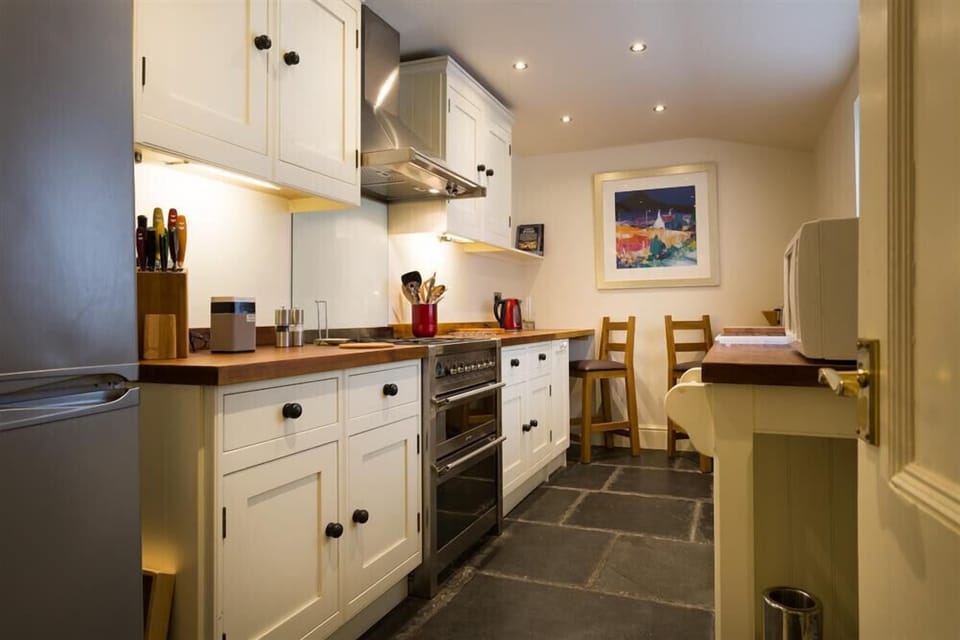 Fridge, microwave, dishwasher, cookware/dishes/utensils