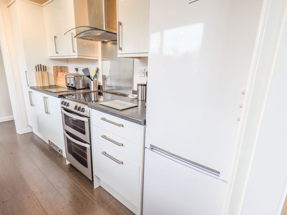 Cottage | Private kitchen | Fridge, dishwasher, electric kettle, toaster