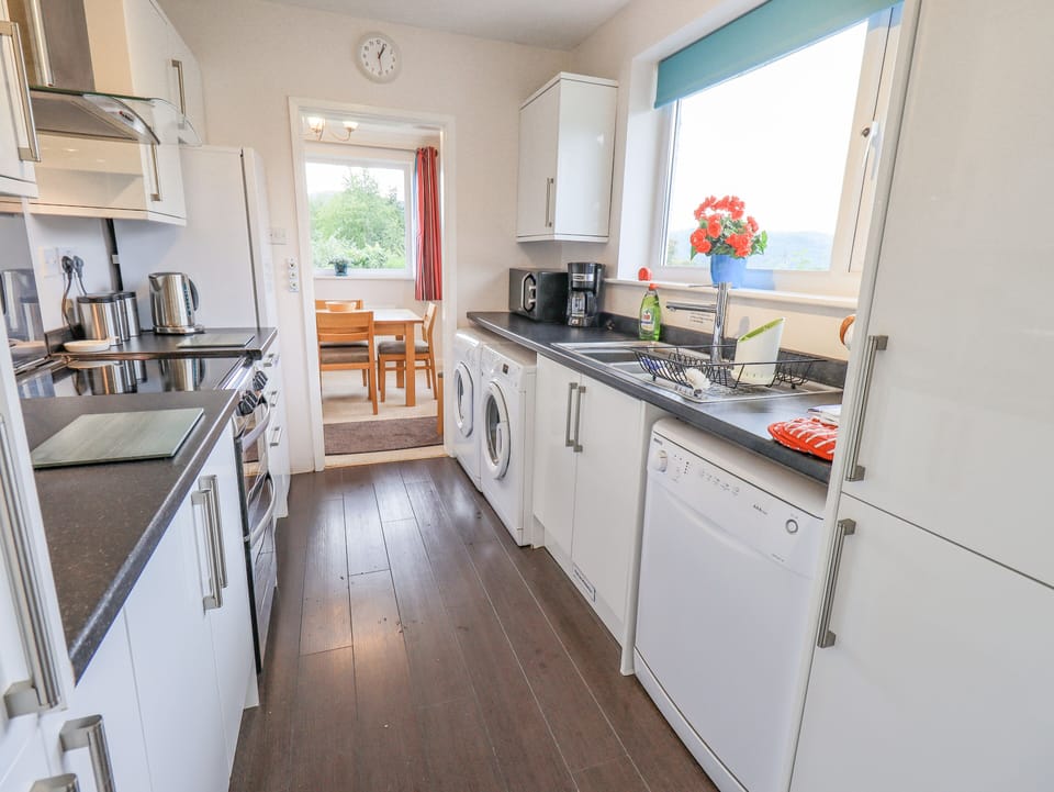 Cottage | Private kitchen | Fridge, dishwasher, electric kettle, toaster