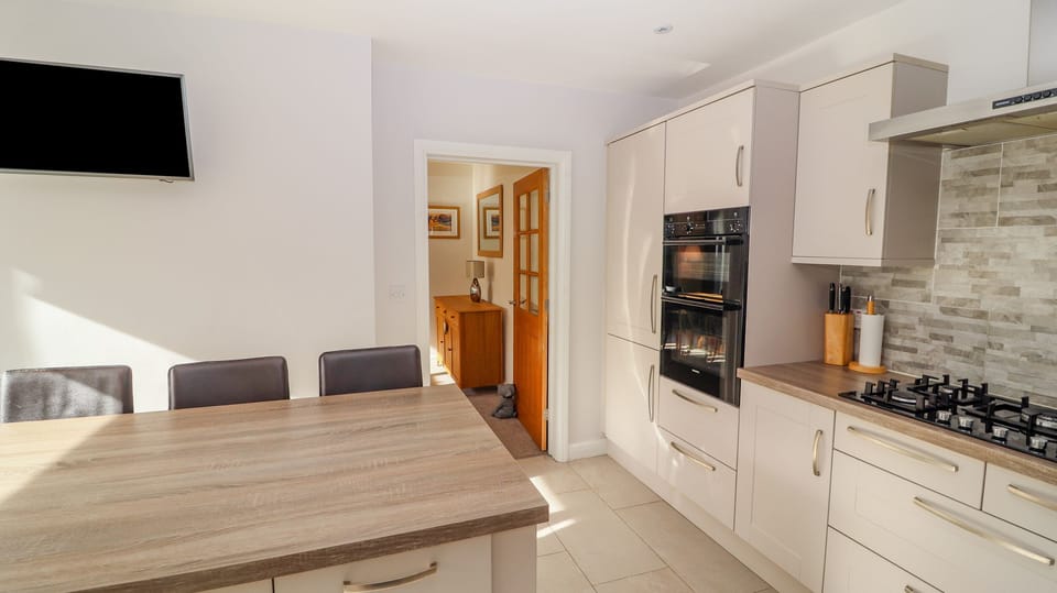 Fridge, dishwasher, cookware/dishes/utensils