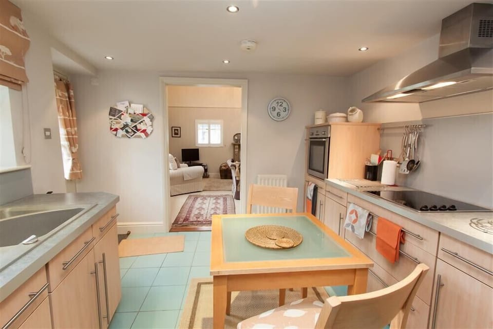 Fridge, dishwasher, cookware/dishes/utensils