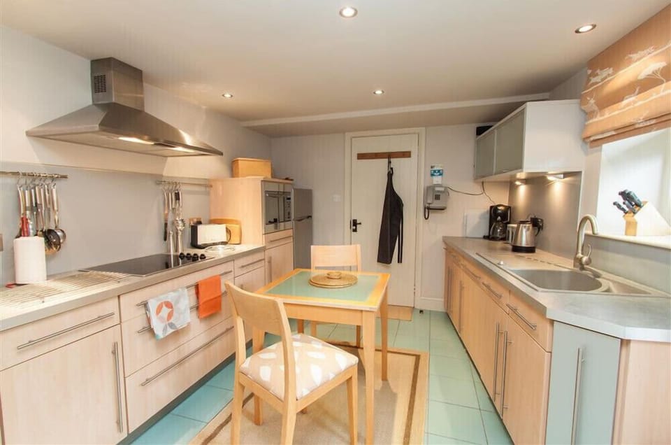 Fridge, dishwasher, cookware/dishes/utensils