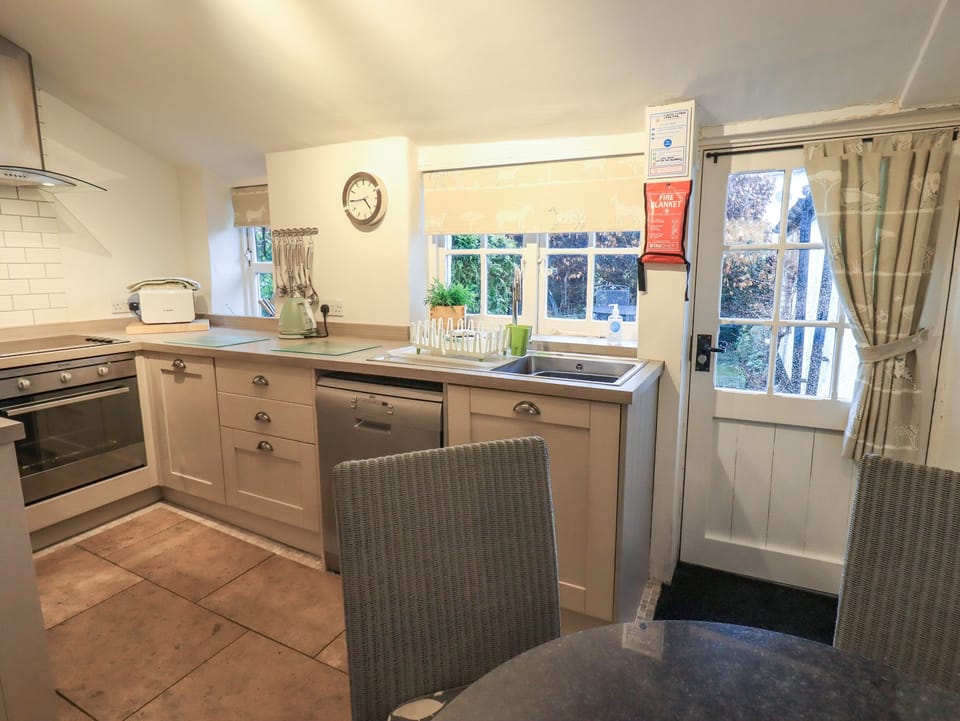 Cottage | Private kitchen | Fridge, dishwasher, cookware/dishes/utensils