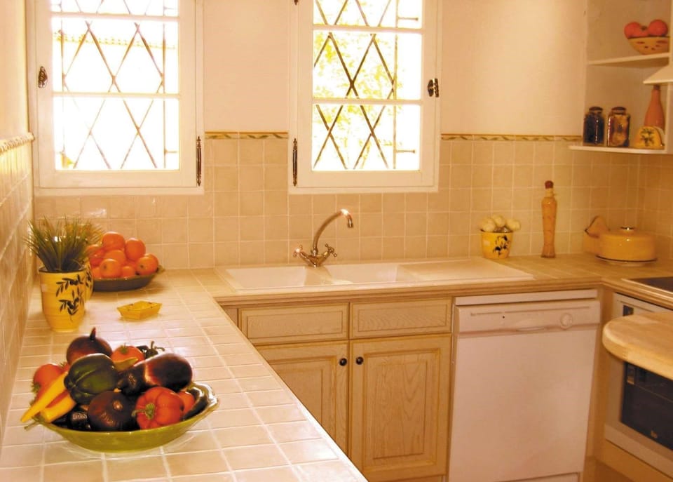 Make a delicious meal in the fully equipped kitchen.